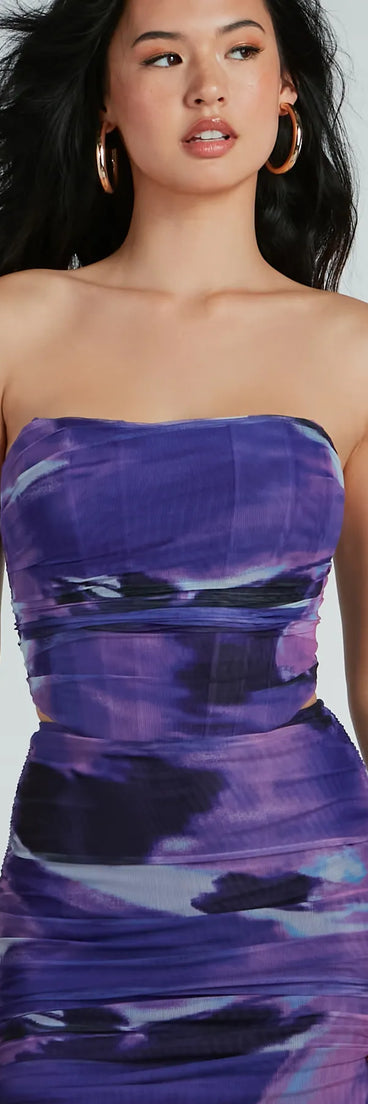 The waist-defining bodice style of the Painted In Beauty Strapless Abstract Bustier is perfect for making a statement with your outfit and provides the boning, molded cups, or lace-up details that capture the corset trend.