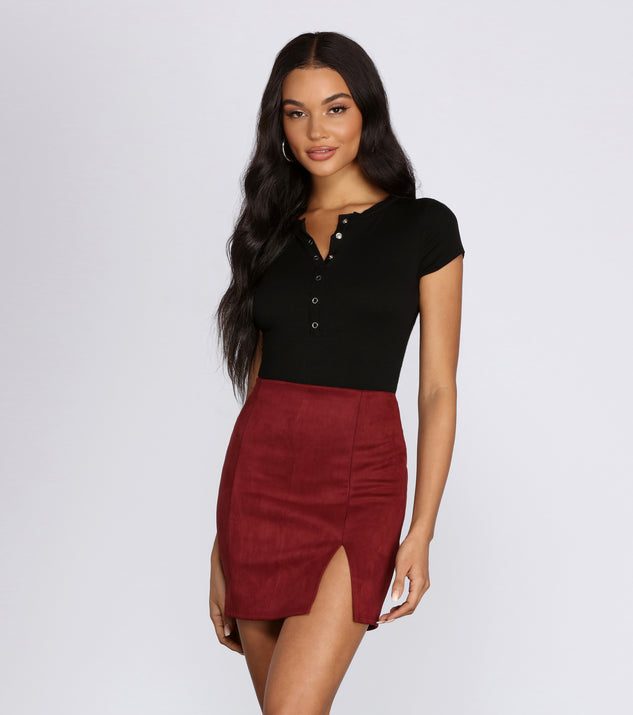 With fun and flirty details, Stunner In Snaps Henley Bodysuit shows off your unique style for a trendy outfit for the summer season!