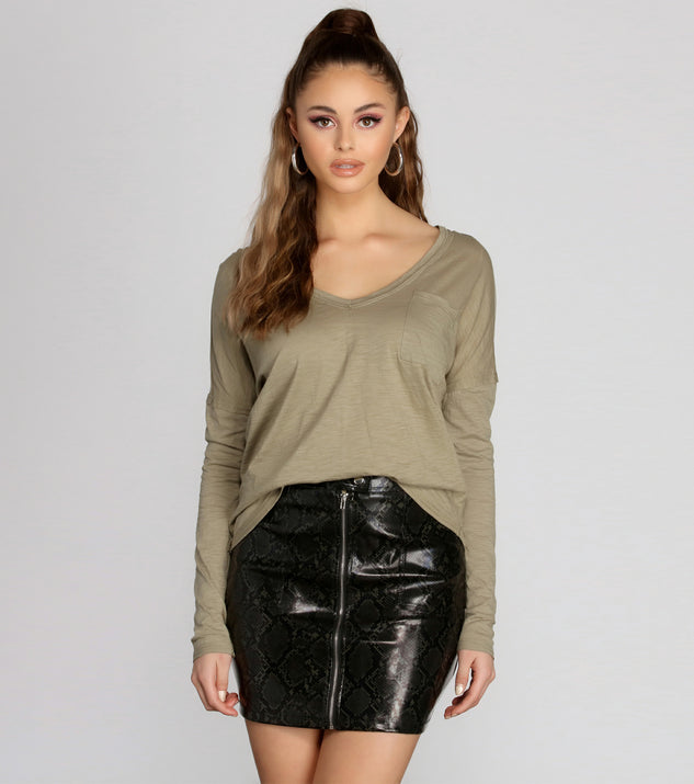 With fun and flirty details, Keep It Casual Pocket Tee shows off your unique style for a trendy outfit for the summer season!