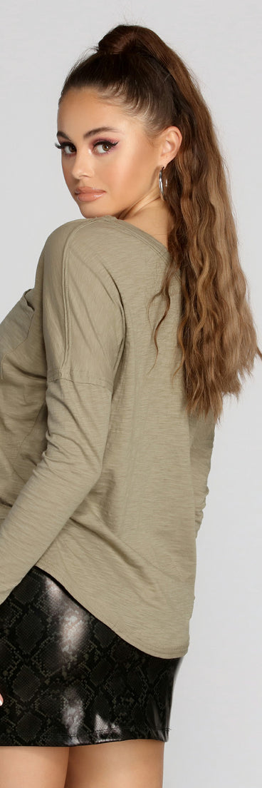With fun and flirty details, Keep It Casual Pocket Tee shows off your unique style for a trendy outfit for the summer season!