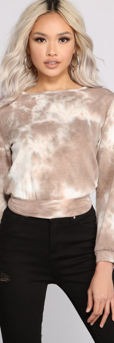 With fun and flirty details, Tie Waist Tie Dye Sweatshirt shows off your unique style for a trendy outfit for the summer season!