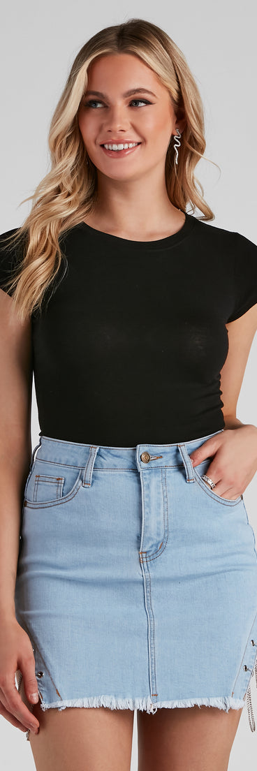 Everyday Basic Scoop Neck Tee is a trendy pick to create 2023 festival outfits, festival dresses, outfits for concerts or raves, and complete your best party outfits!