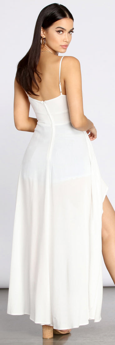 With fun and flirty details, Flow With It Linen High Low Tunic shows off your unique style for a trendy outfit for the summer season!