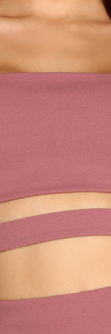 With fun and flirty details, It's A Date Crepe Crop Top shows off your unique style for a trendy outfit for the summer season!