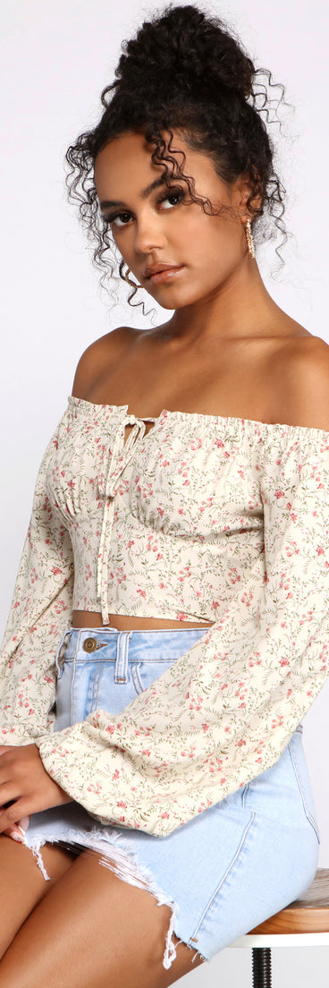 With fun and flirty details, Feeling Flirty In Florals Crop Top shows off your unique style for a trendy outfit for the summer season!