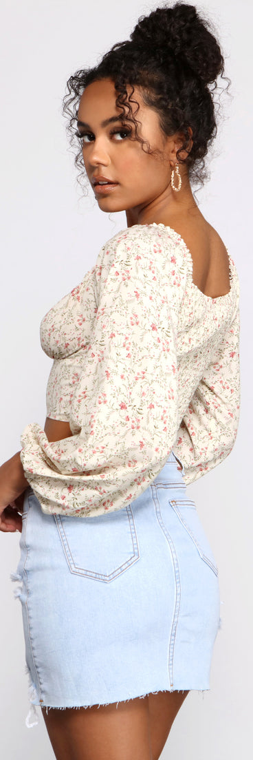 With fun and flirty details, Feeling Flirty In Florals Crop Top shows off your unique style for a trendy outfit for the summer season!