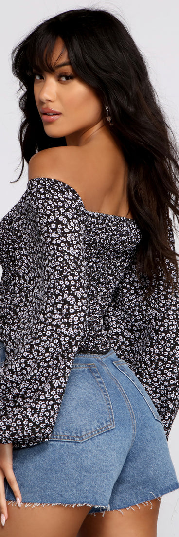 With fun and flirty details, Feelin' Flirty Ditsy Floral Crop Top shows off your unique style for a trendy outfit for the summer season!