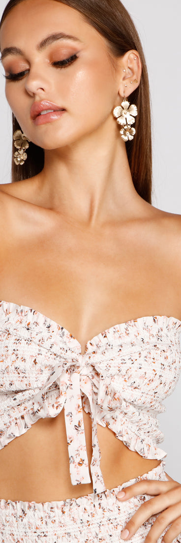 With fun and flirty details, So Darling Ditsy Floral Tube Top shows off your unique style for a trendy outfit for the summer season!