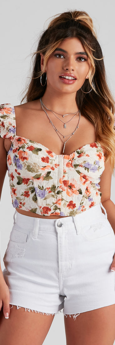 With fun and flirty details, Work Of Art Floral Crinkle Woven Corset shows off your unique style for a trendy outfit for the summer season!