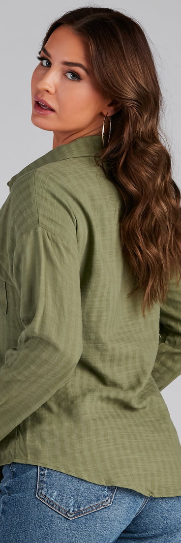 With fun and flirty details, Beach Side Button-Front Linen Shirt shows off your unique style for a trendy outfit for the summer season!