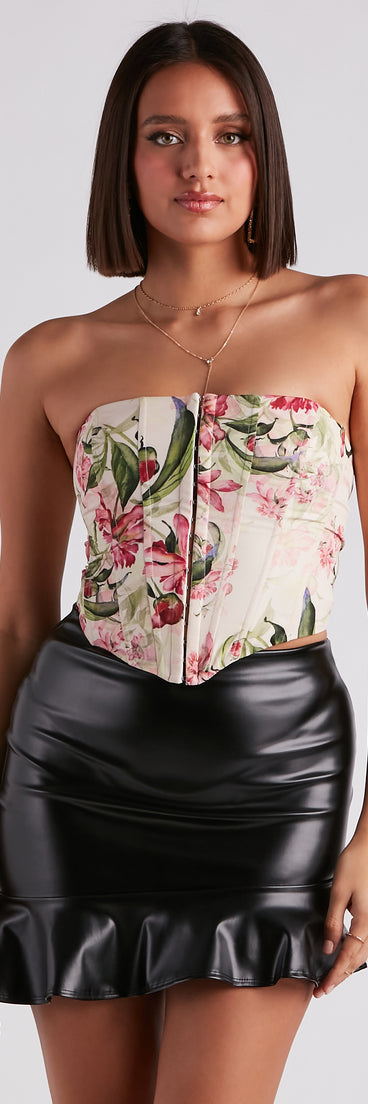 With fun and flirty details, Natural Feels Floral Lace-Up Corset shows off your unique style for a trendy outfit for the summer season!