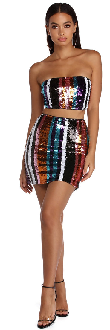 You’ll look stunning in the Electric City Sequin Crop Top when paired with its matching separate to create a glam clothing set perfect for parties, date nights, concert outfits, back-to-school attire, or for any summer event!