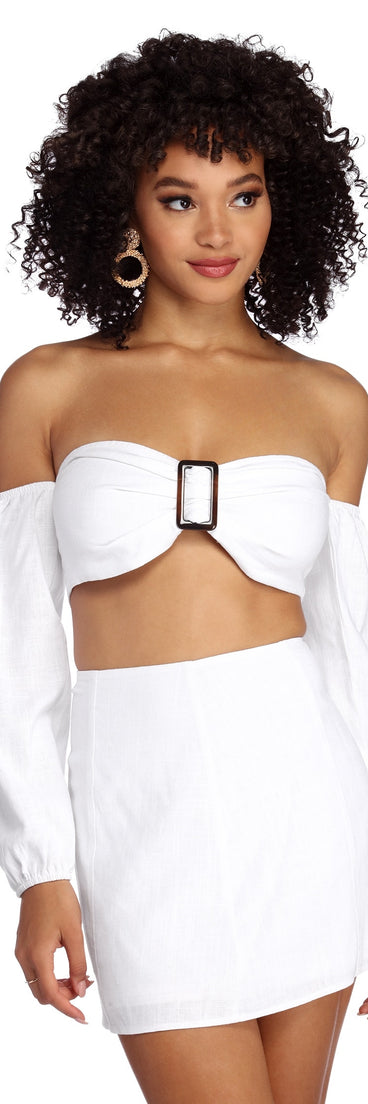 With fun and flirty details, Such A Flirt Linen Crop Top shows off your unique style for a trendy outfit for the summer season!