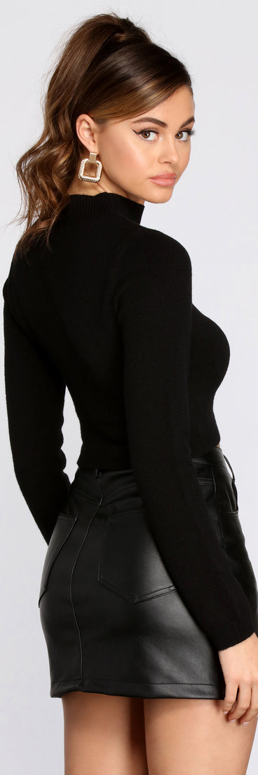 With fun and flirty details, Chic Cut Out Mock Neck Crop Top shows off your unique style for a trendy outfit for the summer season!