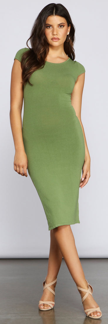 Total Knockout Knit Midi Dress creates the perfect spring wedding guest dress or cocktail attire with stylish details in the latest trends for 2023!