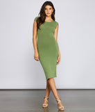 Total Knockout Knit Midi Dress creates the perfect spring wedding guest dress or cocktail attire with stylish details in the latest trends for 2023!