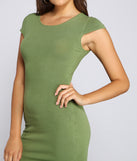 Total Knockout Knit Midi Dress creates the perfect spring wedding guest dress or cocktail attire with stylish details in the latest trends for 2023!