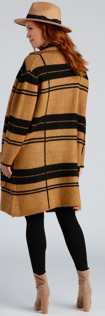 With fun and flirty details, Comfort Zone Plaid Collared Duster shows off your unique style for a trendy outfit for the summer season!