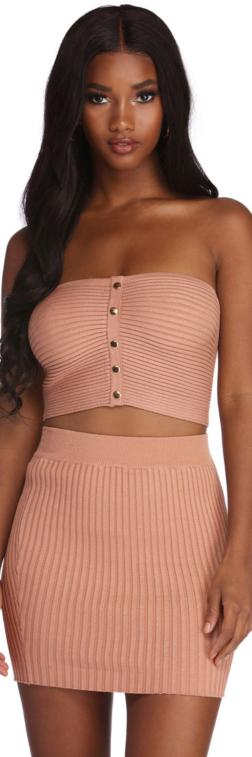 You’ll look stunning in the Style Knit Right Tube Top when paired with its matching separate to create a glam clothing set perfect for parties, date nights, concert outfits, back-to-school attire, or for any summer event!