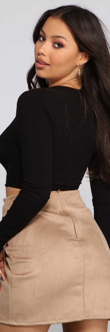 With fun and flirty details, Essential Ribbed Knit Tie-Front Top shows off your unique style for a trendy outfit for the summer season!