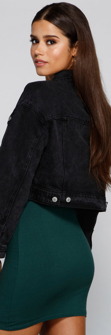 Throw It Back Acid Wash Cropped Denim Jacket helps create the best summer outfit for a look that slays at any event or occasion!