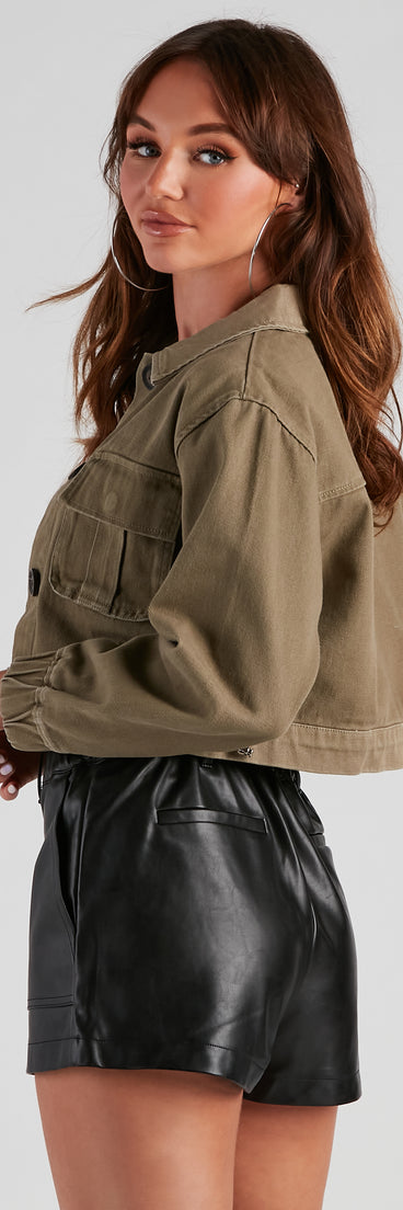 Totally Favored Denim Trucker Jacket helps create the best summer outfit for a look that slays at any event or occasion!