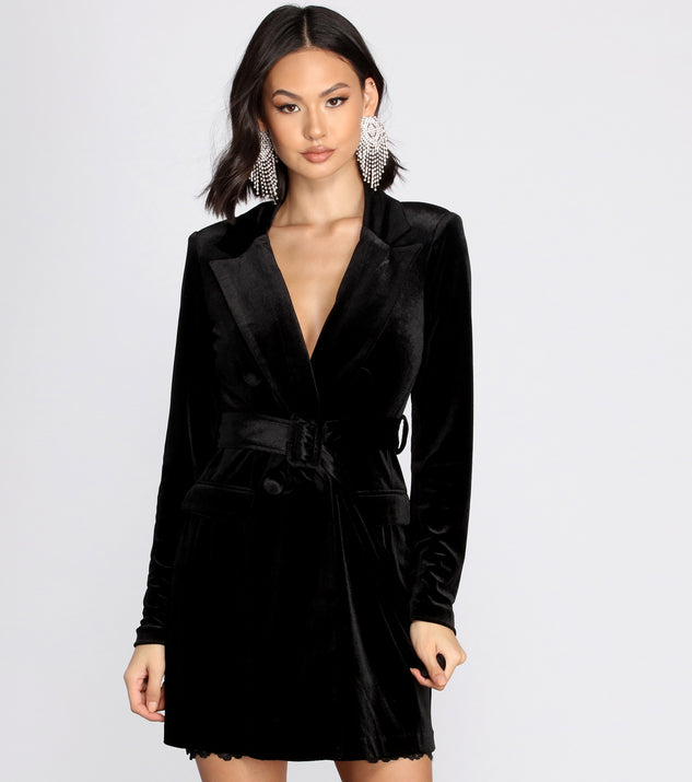 A Vision In Velvet Trench Coat helps create the best summer outfit for a look that slays at any event or occasion!
