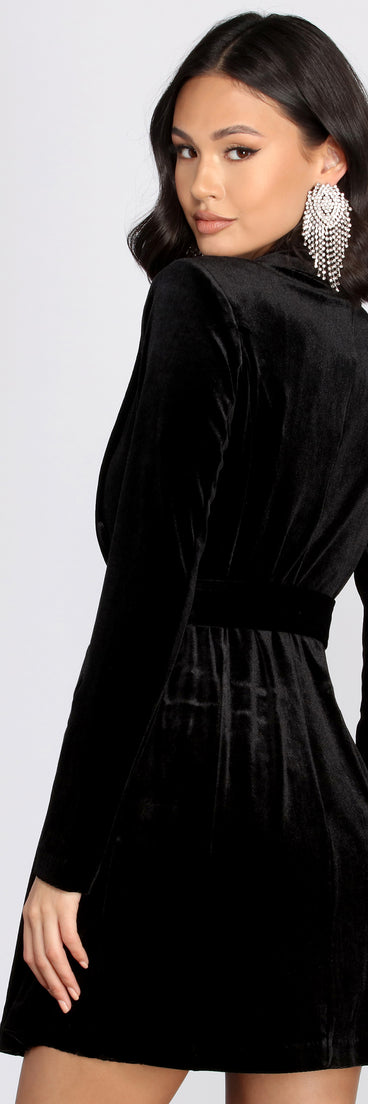 A Vision In Velvet Trench Coat helps create the best summer outfit for a look that slays at any event or occasion!