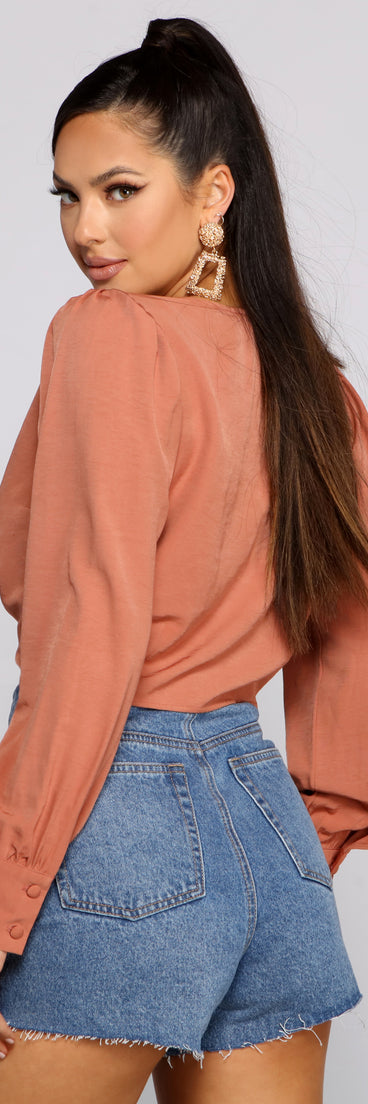 With fun and flirty details, So Chic Tie Front Crop Top shows off your unique style for a trendy outfit for the summer season!