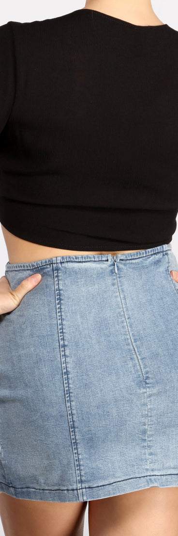 With fun and flirty details, Tied Down Flutter Sleeve Tie Front Top shows off your unique style for a trendy outfit for the summer season!