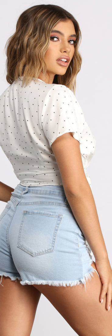 With fun and flirty details, Tie Front Star Print Crop Top shows off your unique style for a trendy outfit for the summer season!