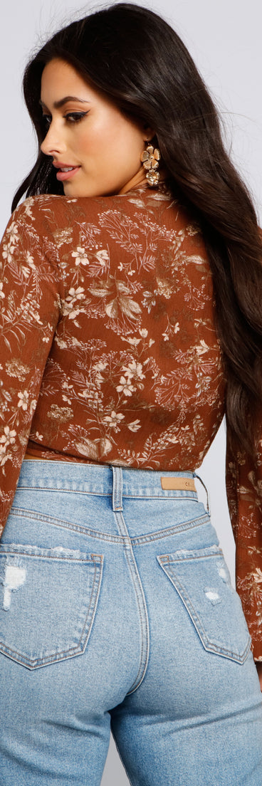 With fun and flirty details, Caught In A Floral Gaze Crop Top shows off your unique style for a trendy outfit for the summer season!