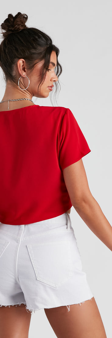 With fun and flirty details, Total Keep Crepe Tie-Front Top shows off your unique style for a trendy outfit for the summer season!