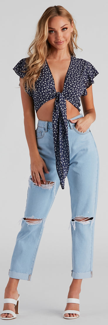 With fun and flirty details, So Darling Ditsy Floral Crop Top shows off your unique style for a trendy outfit for the summer season!