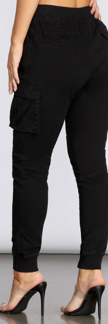 Mid Rise Cargo Joggers provides a stylish start to creating your best summer outfits of the season with on-trend details for 2023!