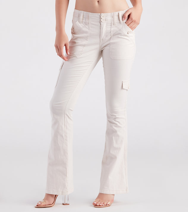 On The Low-Rise Cargo Flare Pants provides a stylish start to creating your best summer outfits of the season with on-trend details for 2023!