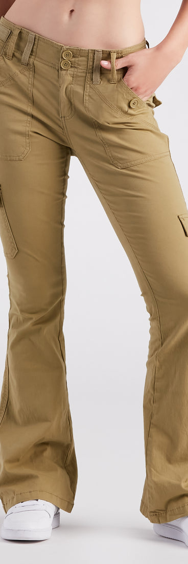 On The Low-Rise Cargo Flare Pants provides a stylish start to creating your best summer outfits of the season with on-trend details for 2023!