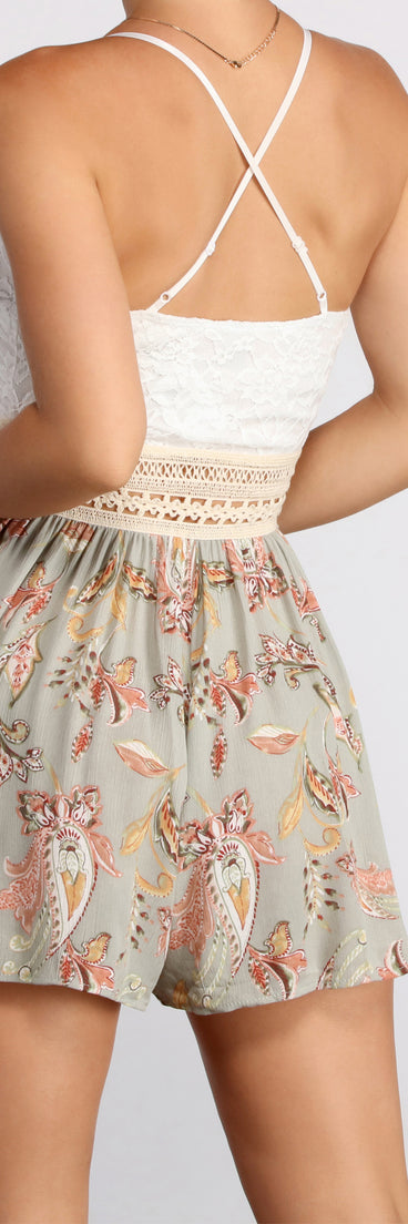 Floral Gaze Sleeveless Romper provides a stylish start to creating your best summer outfits of the season with on-trend details for 2023!