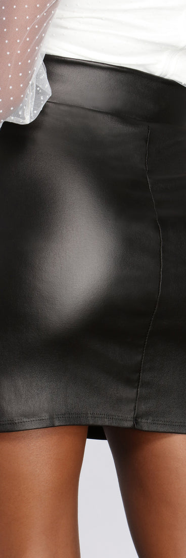 Keep Ur Edge Faux Leather Mini Skirt provides a stylish start to creating your best summer outfits of the season with on-trend details for 2023!