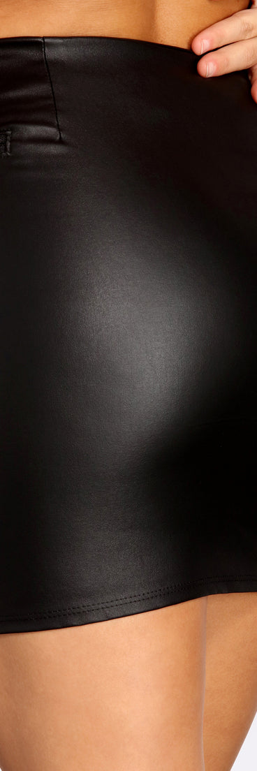 Zip It Coated Faux Leather Mini Skirt provides a stylish start to creating your best summer outfits of the season with on-trend details for 2023!