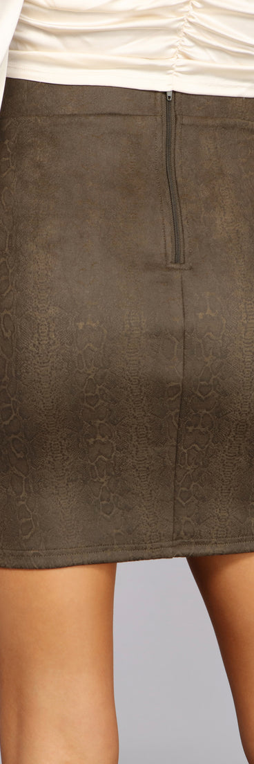 High Waist Faux Suede Snake Print Skirt provides a stylish start to creating your best summer outfits of the season with on-trend details for 2023!