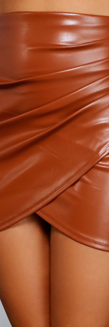 So Haute Ruched Faux Leather Mini Skirt provides a stylish start to creating your best summer outfits of the season with on-trend details for 2023!