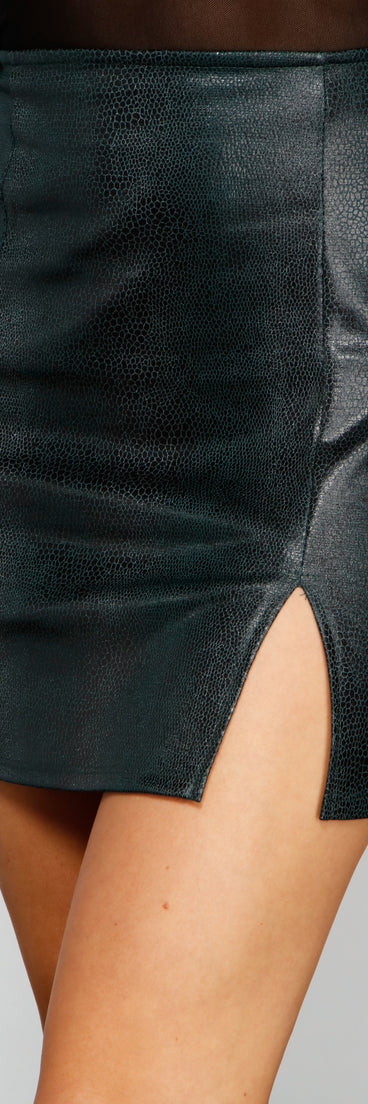 Vampy Vixen Faux Leather Mini Skirt provides a stylish start to creating your best summer outfits of the season with on-trend details for 2023!