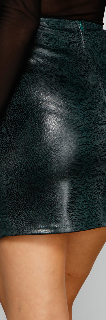 Vampy Vixen Faux Leather Mini Skirt provides a stylish start to creating your best summer outfits of the season with on-trend details for 2023!