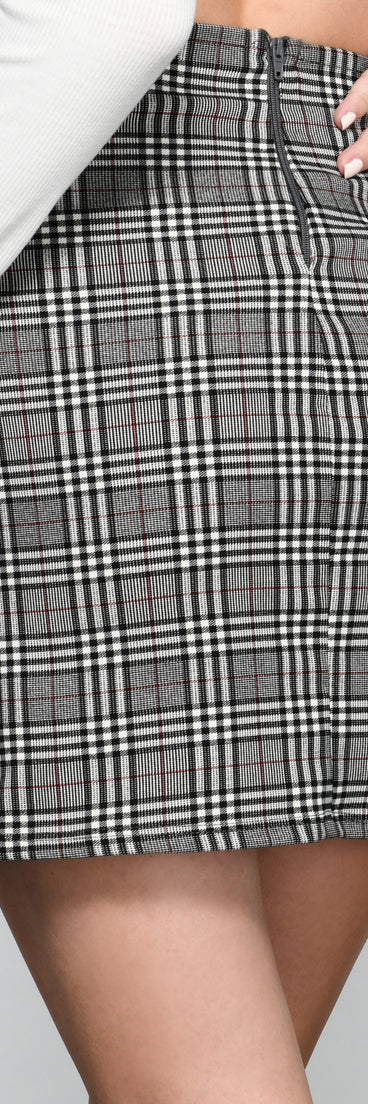 Chic Plaid Double Slit Mini Skirt provides a stylish start to creating your best summer outfits of the season with on-trend details for 2023!