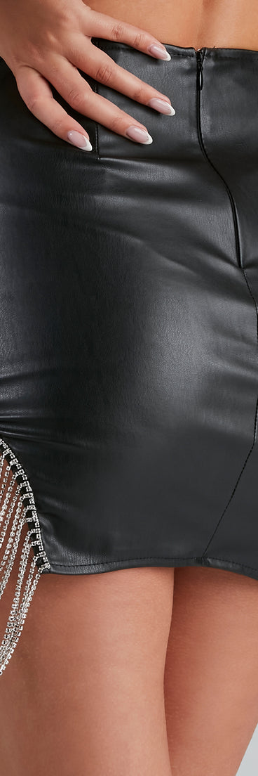 Feeling Fine Rhinestone Mini Skirt is a fire pick to create 2023 festival outfits, concert dresses, outfits for raves, or to complete your best party outfits or clubwear!