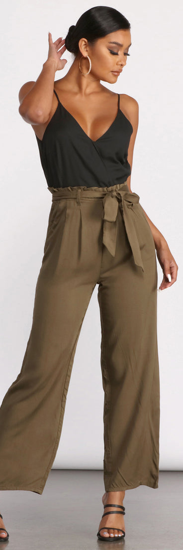 Two Tone Sleeveless V-Neck Paperbag Jumpsuit will help you dress the part in stylish holiday party attire, an outfit for a New Year’s Eve party, & dressy or cocktail attire for any event.