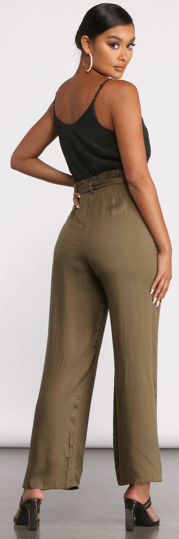 Two Tone Sleeveless V-Neck Paperbag Jumpsuit is the perfect Homecoming look pick with on-trend details to make the 2023 HOCO dance your most memorable event yet!