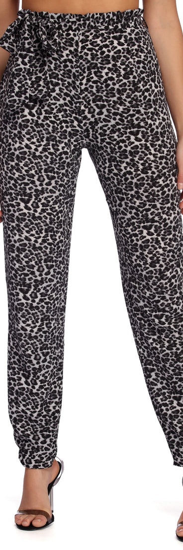 You’ll look stunning in the Pounce Back Paper Bag Pants when paired with its matching separate to create a glam clothing set perfect for parties, date nights, concert outfits, back-to-school attire, or for any summer event!