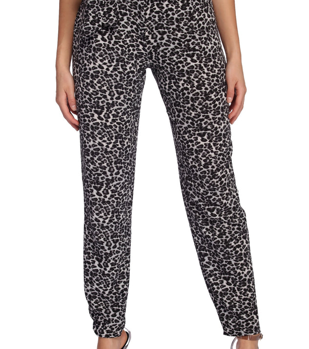 You’ll look stunning in the Pounce Back Paper Bag Pants when paired with its matching separate to create a glam clothing set perfect for parties, date nights, concert outfits, back-to-school attire, or for any summer event!